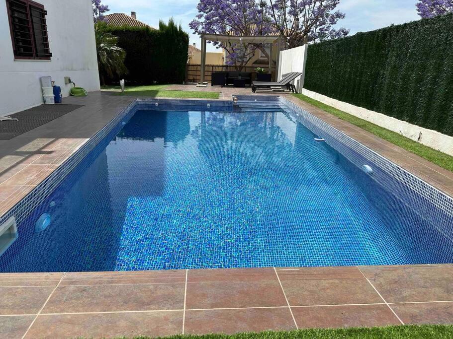 Modern 5-Bedroom Villa With Pool Montequinto Екстер'єр фото
