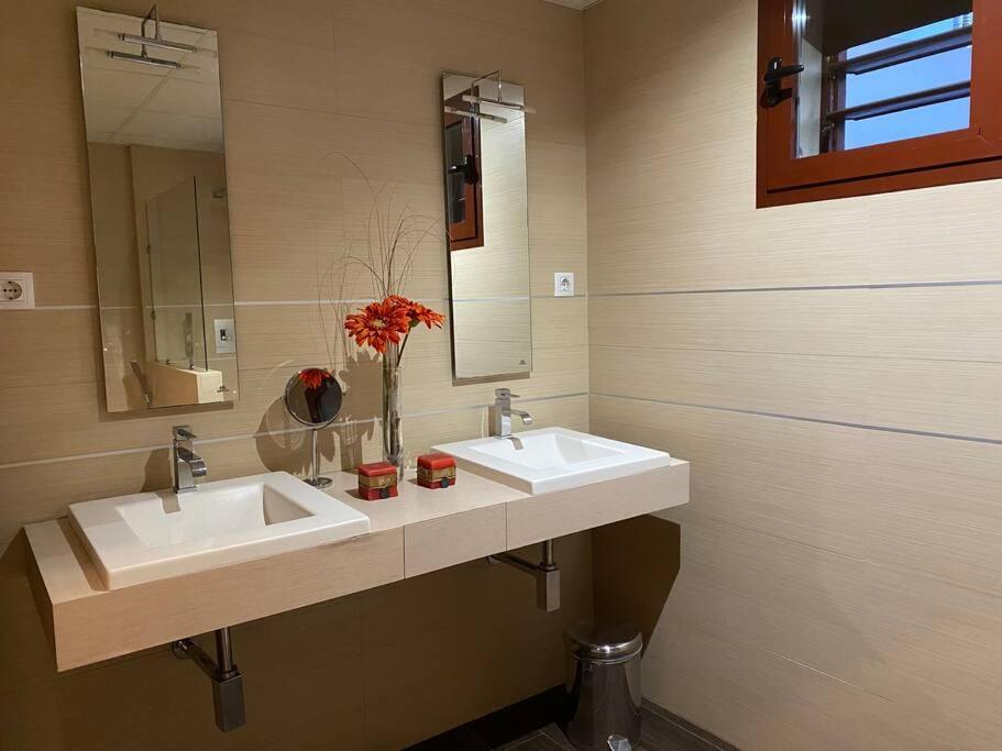 Modern 5-Bedroom Villa With Pool Montequinto Екстер'єр фото