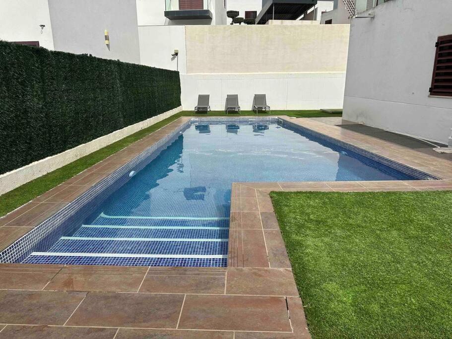 Modern 5-Bedroom Villa With Pool Montequinto Екстер'єр фото