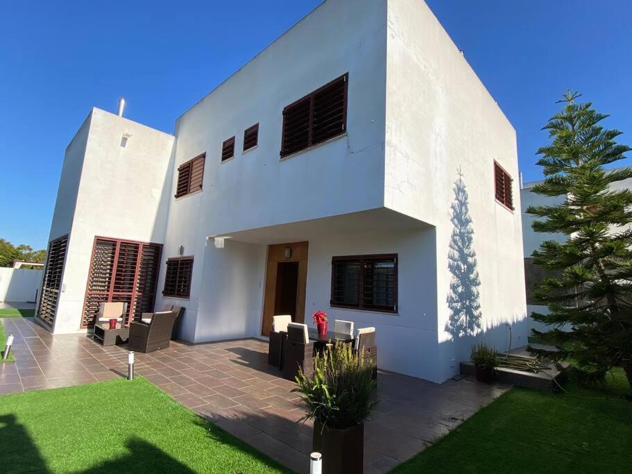 Modern 5-Bedroom Villa With Pool Montequinto Екстер'єр фото
