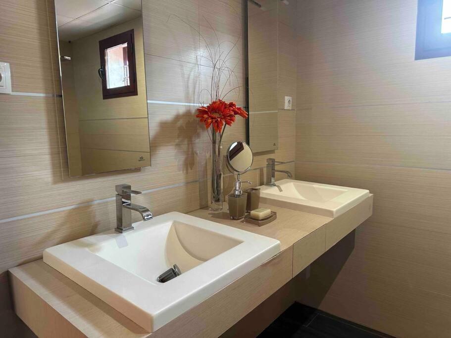 Modern 5-Bedroom Villa With Pool Montequinto Екстер'єр фото