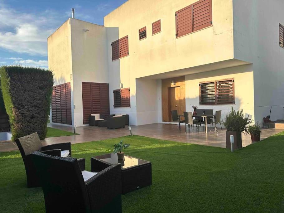 Modern 5-Bedroom Villa With Pool Montequinto Екстер'єр фото