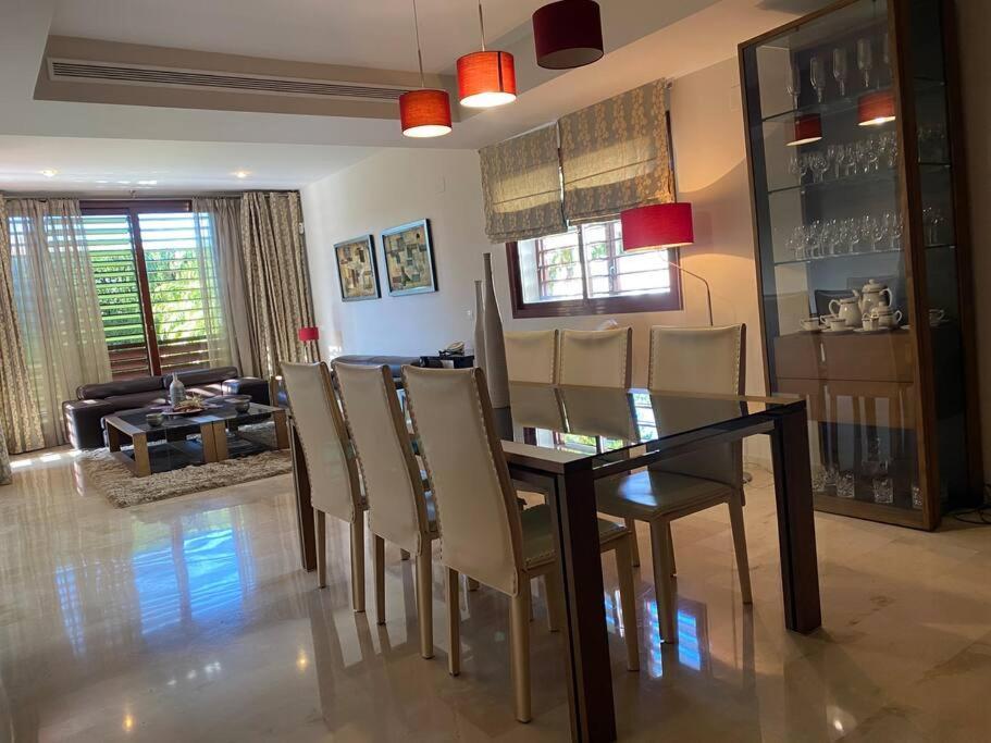Modern 5-Bedroom Villa With Pool Montequinto Екстер'єр фото