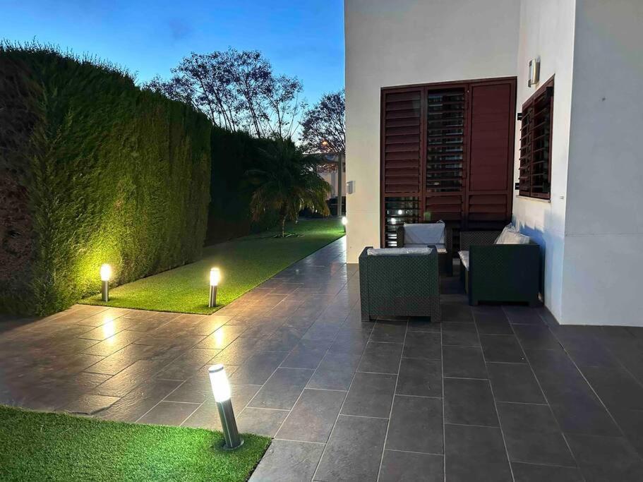 Modern 5-Bedroom Villa With Pool Montequinto Екстер'єр фото
