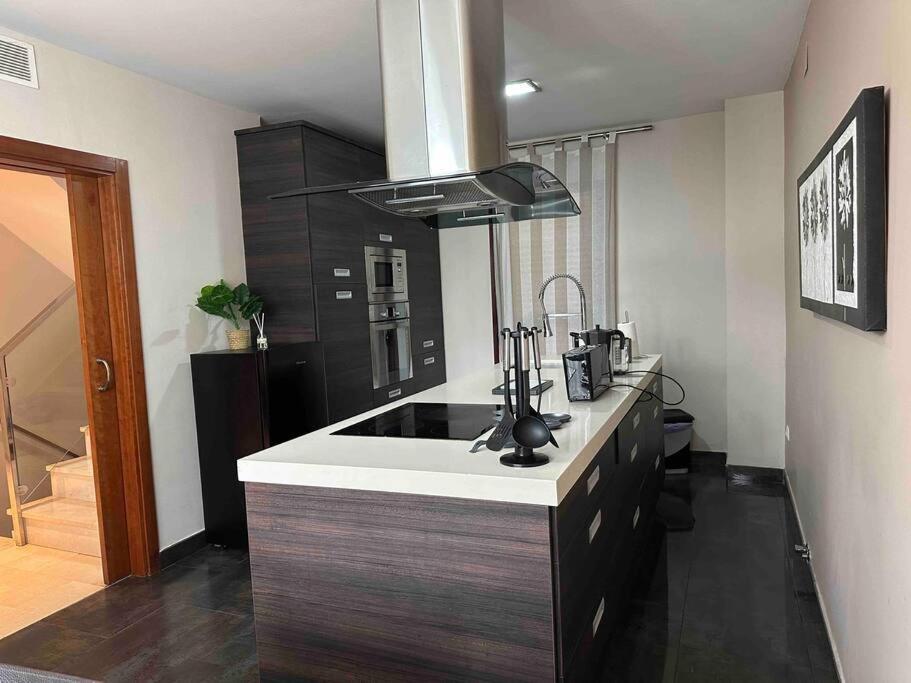 Modern 5-Bedroom Villa With Pool Montequinto Екстер'єр фото